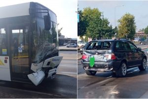 Sutrikus vairuotojo sveikatai, nevaldomas autobusas rėžėsi į BMW: yra sužalotų