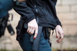 Nusižudyti norėjusi moteris užpuolė ir sužalojo į pagalbą atvykusią policininkę