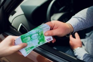 Su narkotikais įkliuvęs vairuotojas prisidarė dar didesnių problemų – pasiūlė 1 tūkst. eurų kyšį