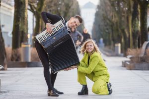 Pora gyvenime ir muzikoje: Vytenis klausytojų širdis tirpdo akordeono skambesiu, Austėja – balsu