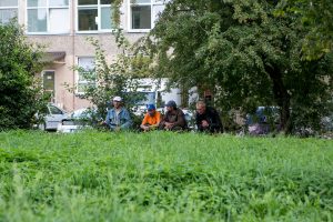 Benamių viešbutis po krūmais: vieni nori būti pakrikštyti, kiti – numirti