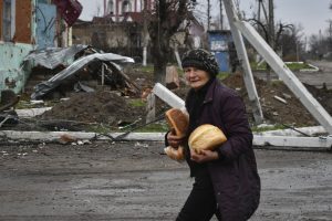 Ukrainietė apie karo siaubą: sūneli, tu tik nejudėk, nes mes gulime ant stiklų