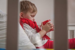 Per COVID-19 pamirštas gripas grįžta su trenksmu: šiemet ypač „šienauja“ vaikus
