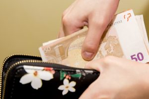 Surežisuota vagystė prie vaistinės: moteris iš kitos moters kišenės ištraukė piniginę