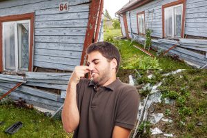 Į namą atsitrenkęs ir du žmones sužalojęs pradedantis vairuotojas: norėjau išmesti per langą snarglį