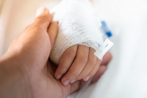 Sunkiai sužalotos dvimetės būklės pokyčiai – nebeviešinami, nes tėvai griežtai draudžia tą daryti