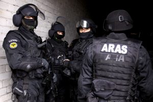 Vilniaus rajone – dar viena drama: šįkart girtą, į pareigūnus ginklą nukreipusį vyrą sutramdė „Aras“