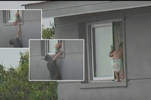 Per plauką nuo tragedijos: siuntų vežėjas išgelbėjo ant lango rėmo balansavusį dvimetį