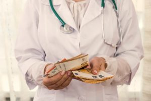 Vietiniai užstoja kyšininkavimu įtariamą medikę: čia melas