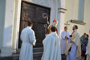 Bažnyčioje – išskirtinio grožio vartai