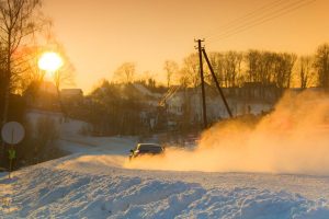 Žiemos ralyje – išskirtiniai automobiliai ir žinomi lenktynininkai