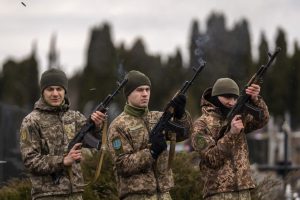 Ukrainai ima trūkti karių: svarstoma mažinti mobilizuojamųjų asmenų amžių iki 25 metų