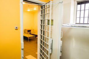 Įtariamas narkotinių medžiagų turėjimu vairuotojas atsidūrė areštinėje