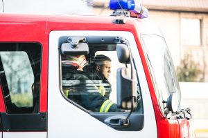Ariogaloje užsiliepsnojo dviejų aukštų gyvenamasis namas 