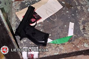 Klaipėdos policija atskleidė, kas laiptinėje užpuolė ir sužalojo vyrą