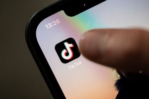 Pasiryžo riboti programėlę „TikTok“: pažeidžia privatumo taisykles ir kelia grėsmę saugumui?