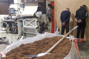 Kretingos rajone aptiktas nelegalus tabako fabrikas, rasta 1,6 mln. eurų vertės cigarečių