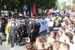 Šventinę eiseną Klaipėdoje stabdė vyras su kamufliažine apranga, ant jos – rusiški užrašai