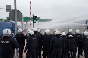 Minskas: lenkų specialiosios priemonės prieš migrantus – smurtas kitos šalies teritorijoje