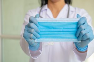 SAM: kaukės ligoninėse, slaugos įstaigose lankytojams išliks privalomos
