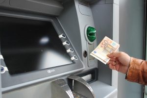 Naktį su nepažįstamuoju ėjo prie bankomato