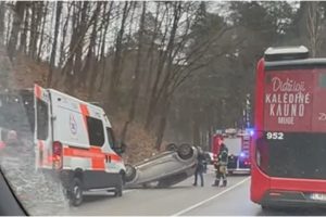 Vičiūnuose automobilis apvirto ant stogo: į įvykio vietą buvo iškviestos visos tarnybos