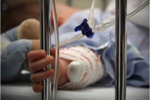 Per langą išmesto kūdikio būklė – kritinė, tėvas suimtas dviem savaitėms