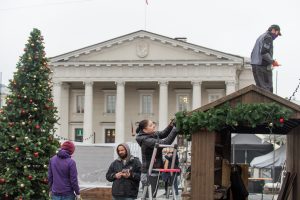 Vilniečiai negali patikėti savo akimis: sostinėje stovi Kalėdų eglė
