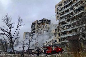 Rusų kariams apšaudžius daugiabutį Ukrainos Dnipre žuvo 21 žmogus, sužeista 73