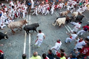 Pamplonoje per šeštąjį bėgimą su buliais subadytas vienas žmogus