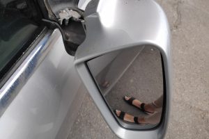 Klaipėdos daugiabučių kiemuose siautėjo chuliganai: spardė automobilių veidrodėlius