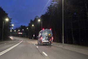 Perspėja: minti dviratį paskui autobusą – labai pavojinga