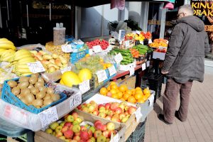 Aprėkė ir išvarė: vaisių ir daržovių kioske liesti negalima?