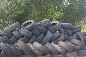 Naudotoms padangoms prie konteinerių – ne vieta!