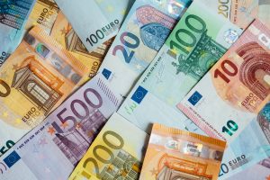 Lietuvos bankas: silpstantis euro kursas gali paveikti prekių ir paslaugų kainas