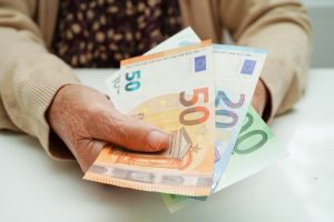 Kretingoje sukčiai apgavo 93 metų senolę: pasisavino 5 tūkst. eurų