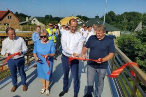 Birštone susisiekimo ministras atidarė naują pėsčiųjų ir dviračių viaduką