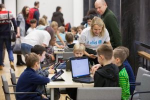 700 rytojaus Vilniaus kūrėjų prisijungė prie pasaulinės iniciatyvos „Hour of Code“