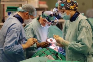 Santaros klinikos: dvylikamečiui pacientui iškrypęs stuburas tiesintas nauju metodu