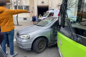 Kęstučio gatvėje susidūrė troleibusas ir „Opel Astra“: į ligoninę išvežta moteris