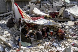 Palestiniečiai: per Izraelio puolimą centrinėje Gazos Ruožo dalyje žuvo dešimtys žmonių