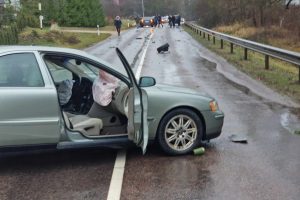 Kauno rajone susidūrė BMW ir „Volvo“