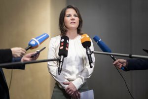 Kinijoje viešinti A. Baerbock: Europa yra vieninga dėl savo politikos Pekino atžvilgiu