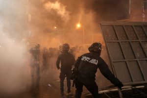 Policija panaudojo vandens patranką prieš dešimtis tūkstančių protestuotojų Tbilisyje 