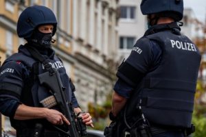Austrija skelbia išardžiusi teroristų kuopelę, įtariamą ryšiais su „Islamo valstybe“