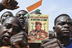 Nuversto Nigerio prezidento advokatai iškels bylą prieš perversmo lyderius