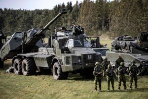 Švedija teigia apmokiusi Ukrainos karius naudotis vikšrinėmis kovos mašinomis