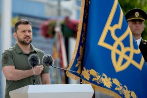 Ukrainai tęsiant kovas už svarbų rytinį kaimą, V. Zelenskis mini Valstybingumo dieną