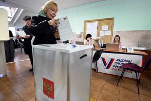 Rusijos mieste atvykusiems balsuoti pilstė degtinę