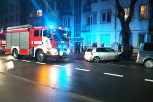 Kęstučio gatvėje moters vairuojamas automobilis rėžėsi į medį